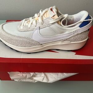 Women’s 9 Nike Waffle Debut sneakers